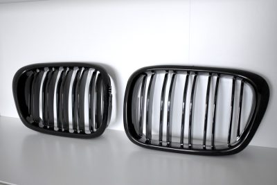 BMW E39 dvigubos grotelės blizgios juodos